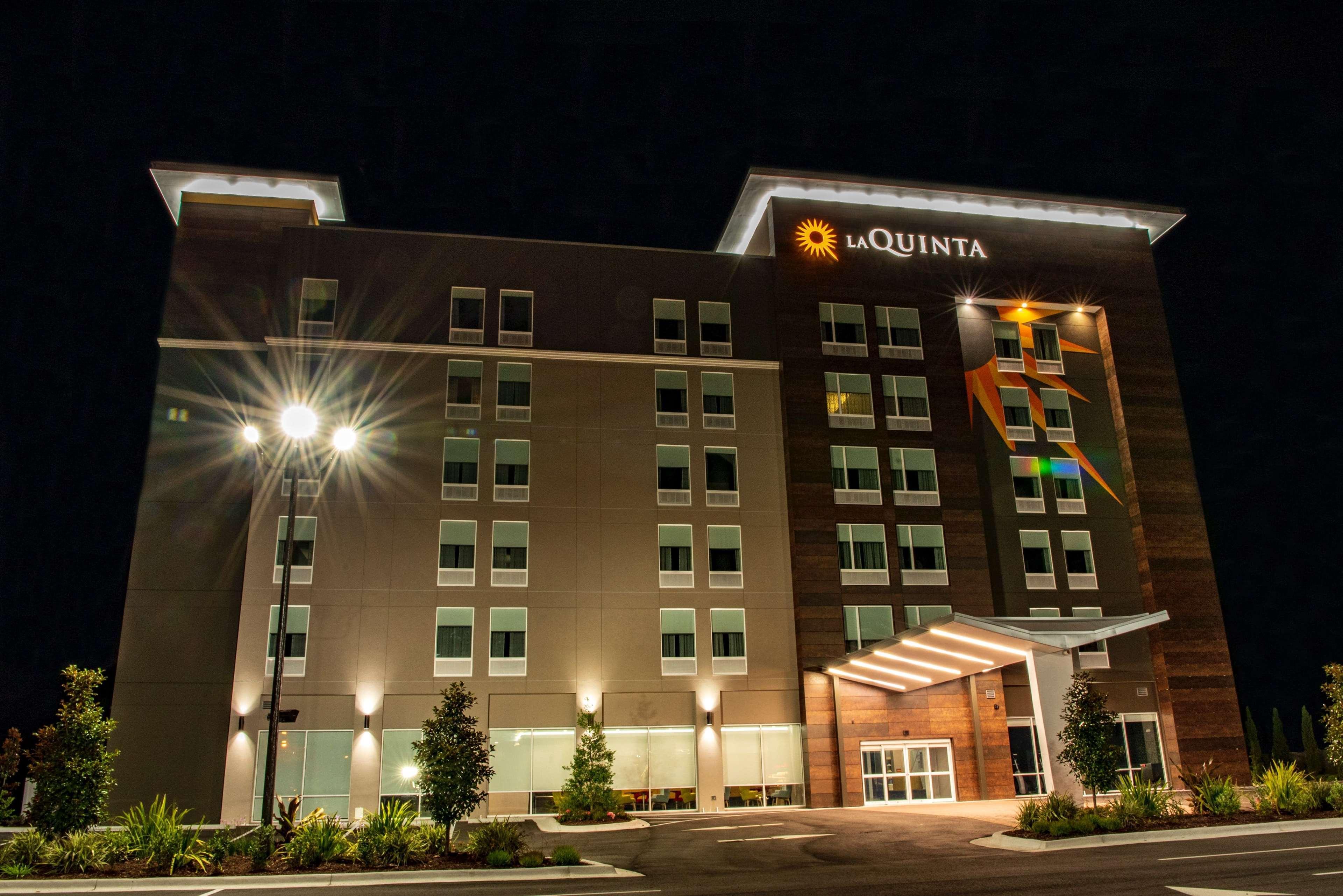 La Quinta Inn & Suites By Wyndham Lake City Exterior photo