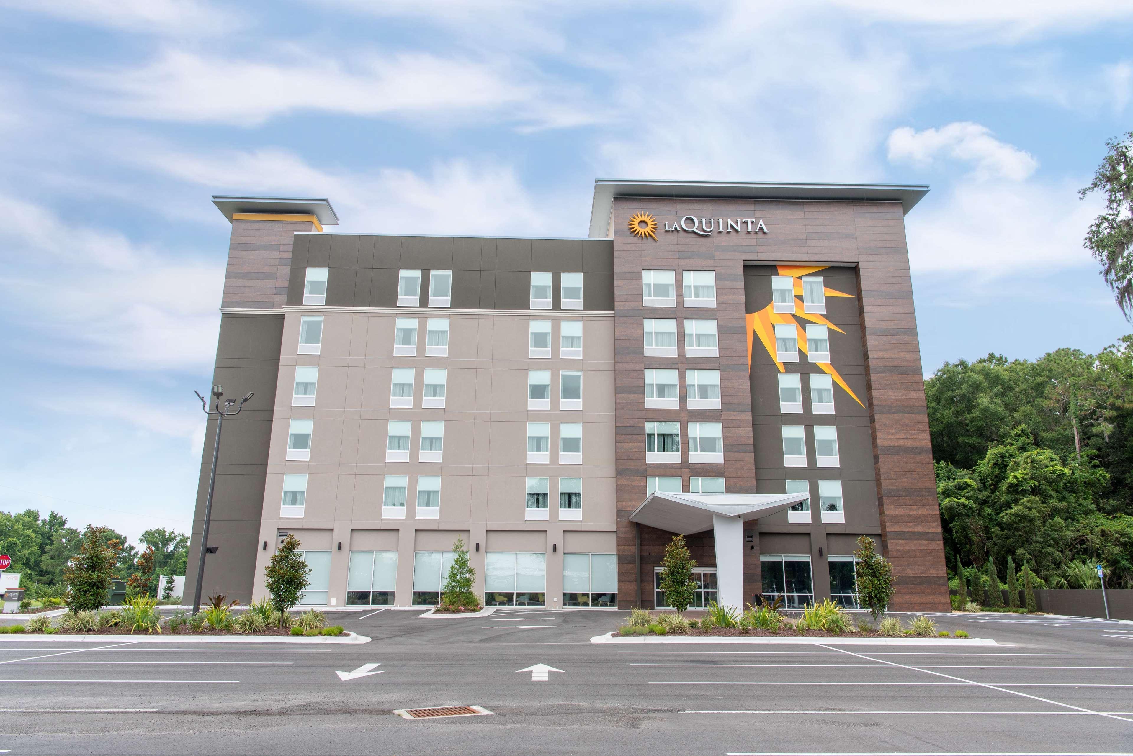 La Quinta Inn & Suites By Wyndham Lake City Exterior photo